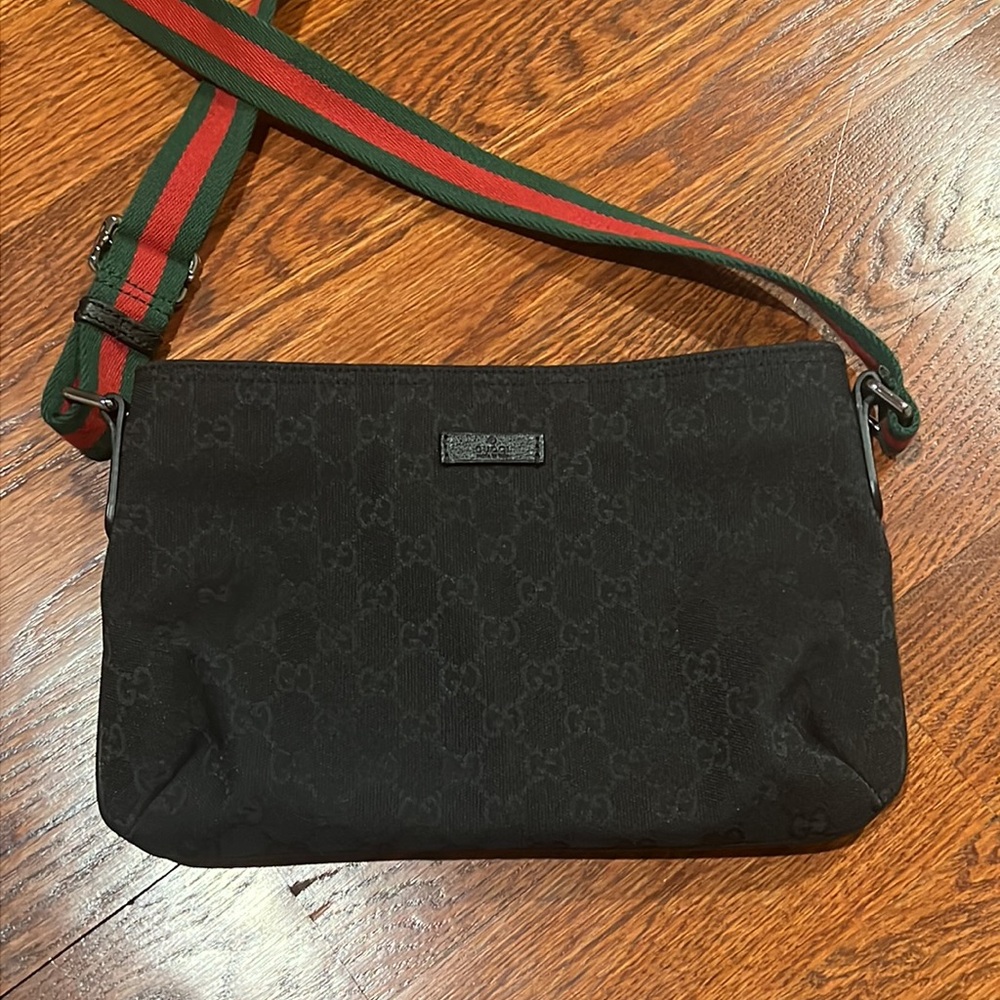 Like new Gucci sherry crossbody - Authentic